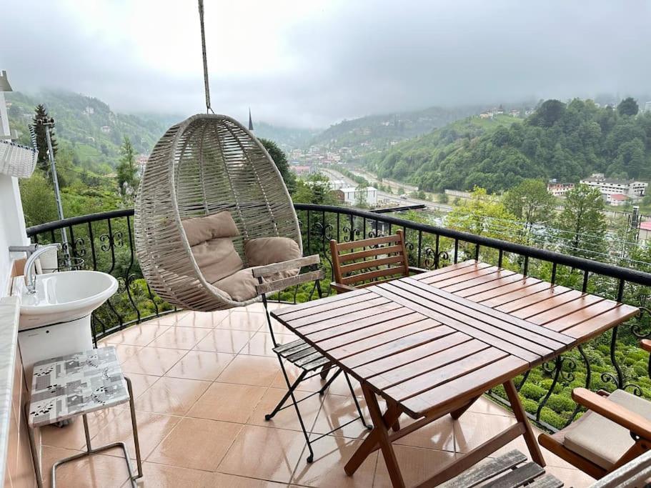 balcón con hamaca, mesa y silla en Mişona Evi “Huzur ve Manzara bir arada”, 