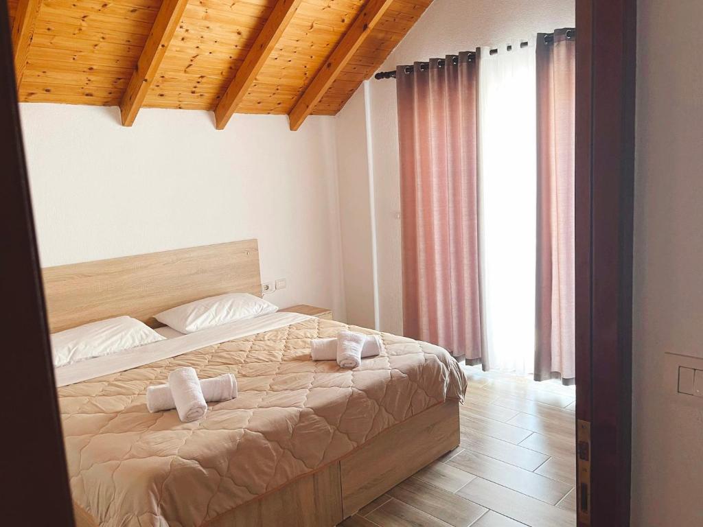 ein Schlafzimmer mit einem Bett mit zwei Handtüchern darauf in der Unterkunft P&K apartment Pogradec in Pogradec