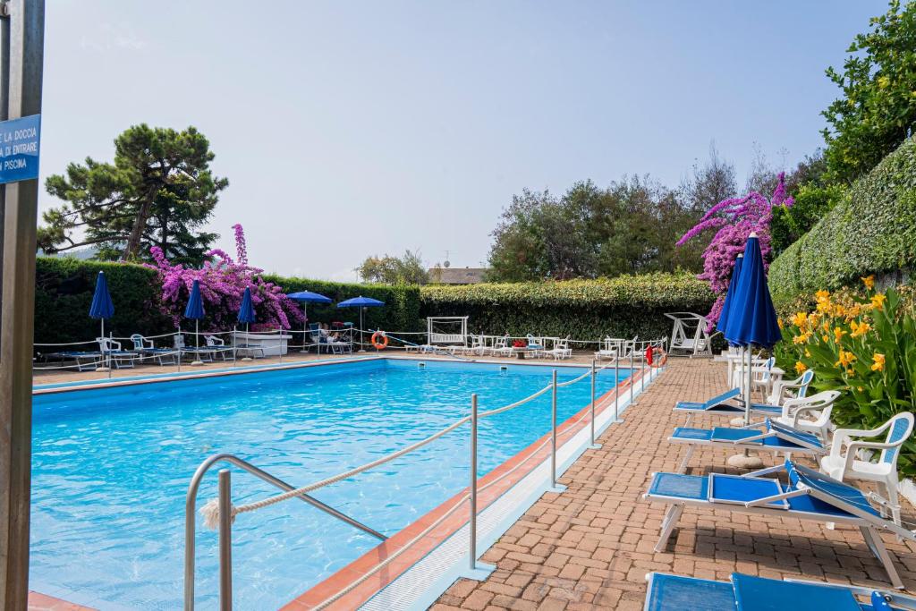 Basen w obiekcie 070 - Villa OLANDA con veranda VISTA MARE a 5 minuti SPIAGGIA con PISCINA CONDOMINIALE lub w pobliżu