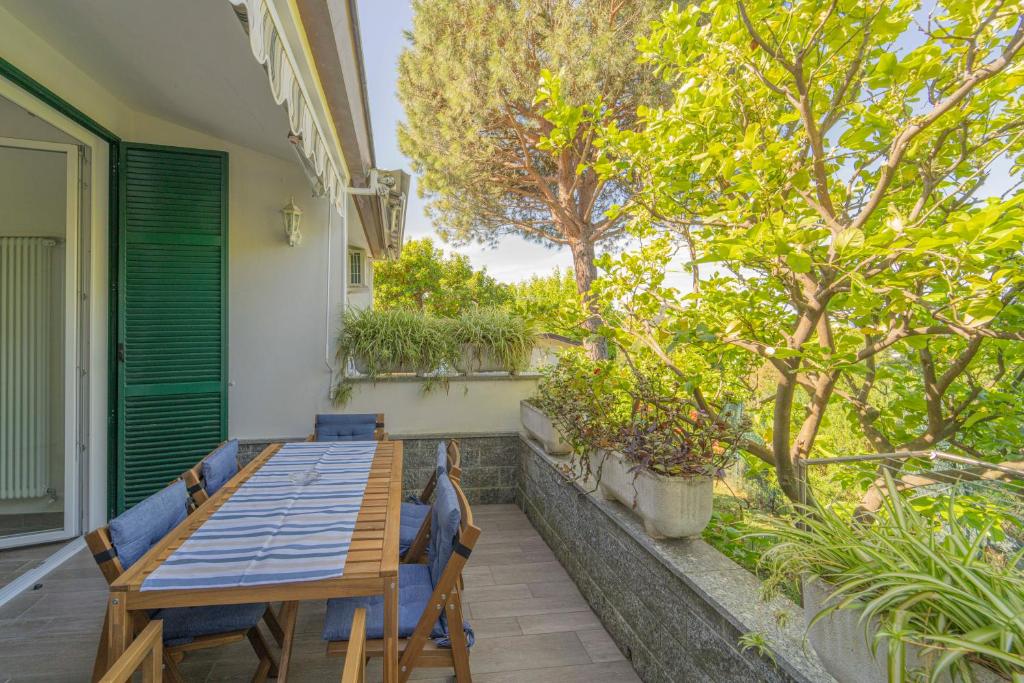 Ogród w obiekcie 070 - Villa OLANDA con veranda VISTA MARE a 5 minuti SPIAGGIA con PISCINA CONDOMINIALE