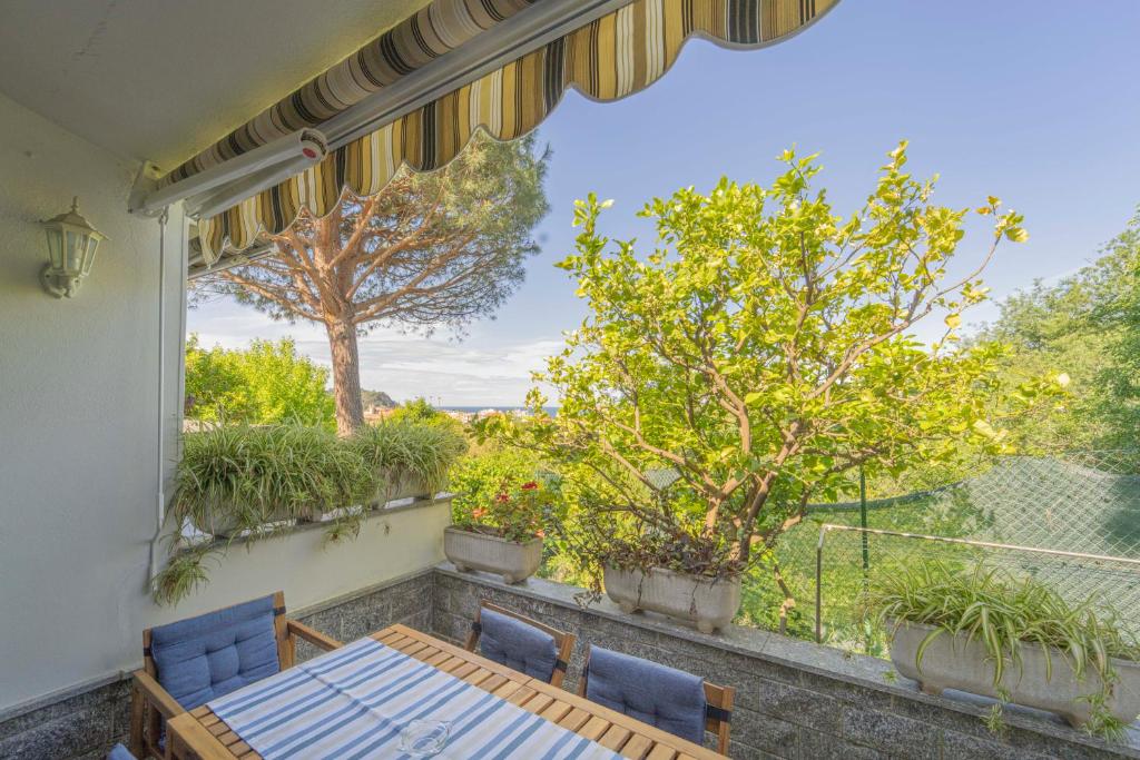 Ogród w obiekcie 070 - Villa OLANDA con veranda VISTA MARE a 5 minuti SPIAGGIA con PISCINA CONDOMINIALE