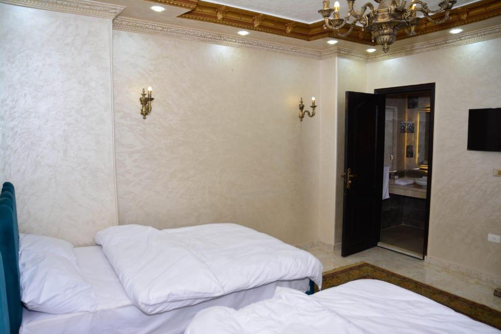 Crystal pyramid inn - 5