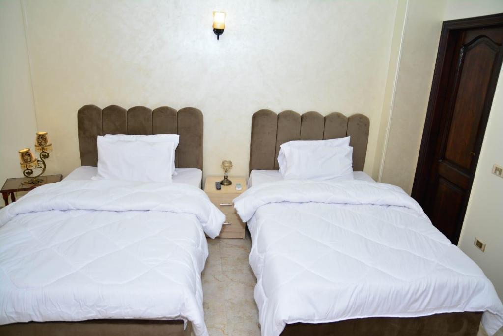 Crystal pyramid inn - 4