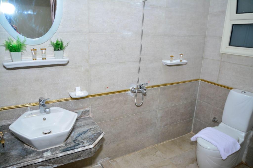 Crystal pyramid inn - 6