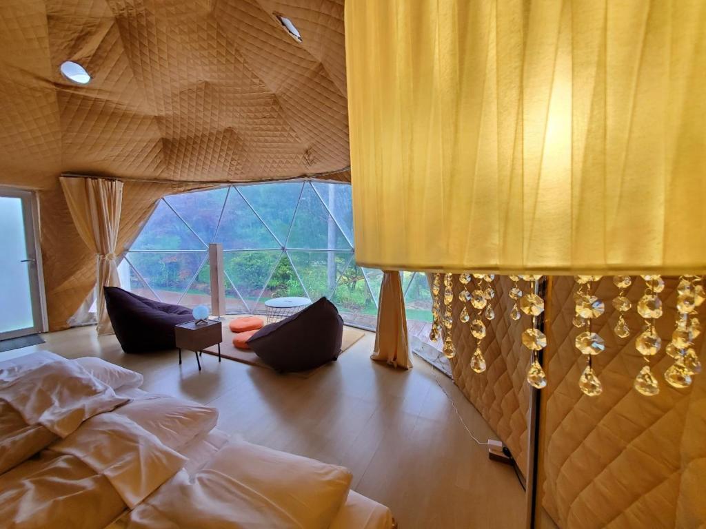 Postel nebo postele na pokoji v ubytování glampark Gekkabijin Nagano