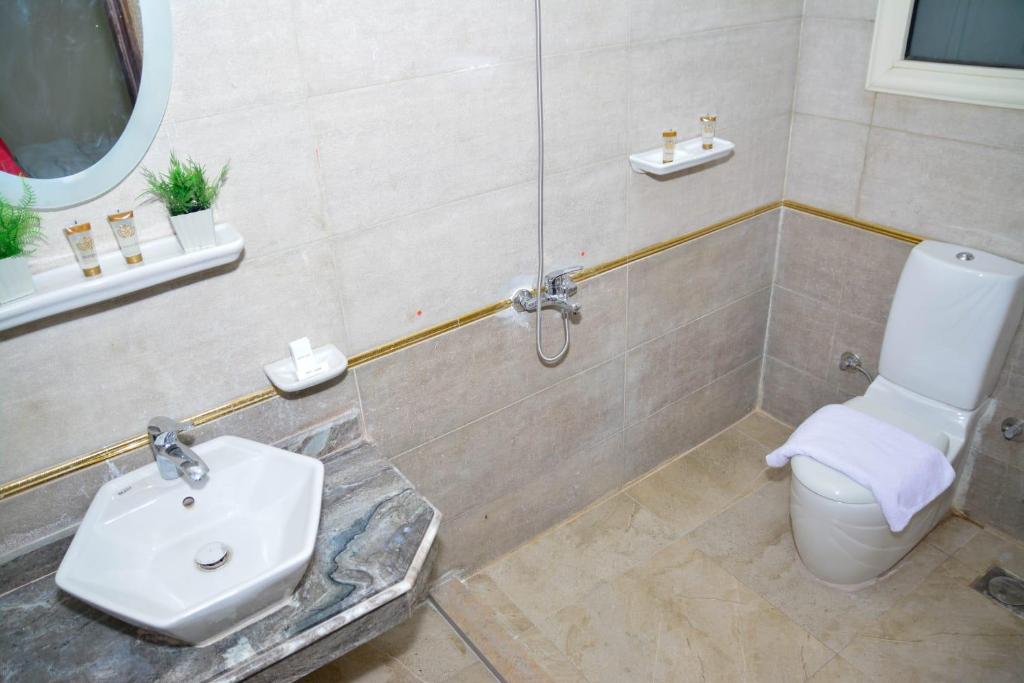 Crystal pyramid inn - 8