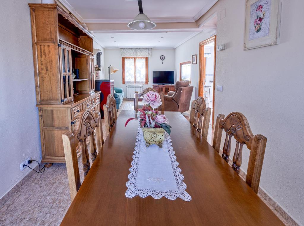 a dining room with a long table and chairs at El Mirador in Paralacuesta