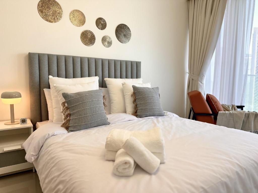 Postel nebo postele na pokoji v ubytování Opera Grand by Luxstay Holiday Homes