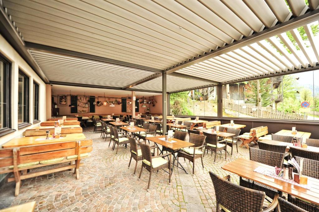 Reštaurácia alebo iné gastronomické zariadenie v ubytovaní Fischerwirt am See