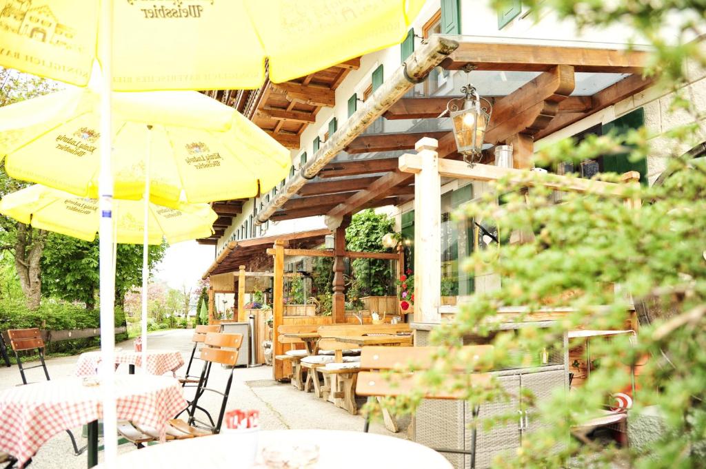 Reštaurácia alebo iné gastronomické zariadenie v ubytovaní Fischerwirt am See