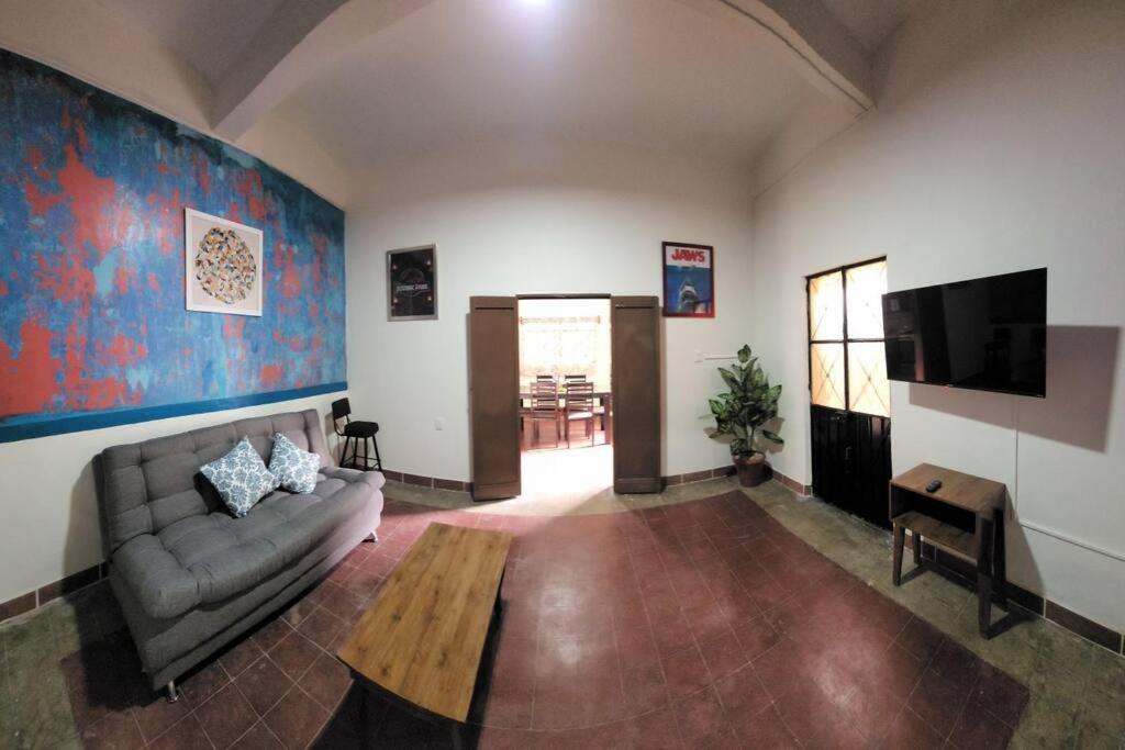 uma sala de estar com um sofá e uma mesa de centro em Departamento Arista em Oaxaca City
