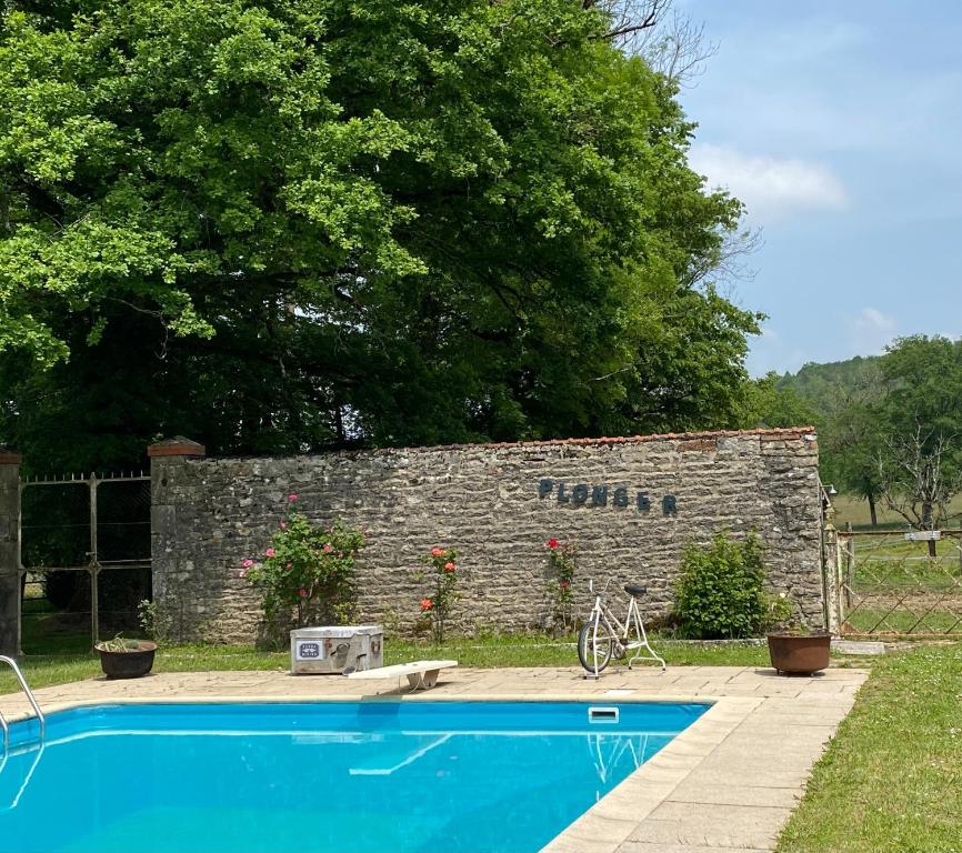 Bazén v ubytování Le Colombier de Malpas nebo v jeho okolí