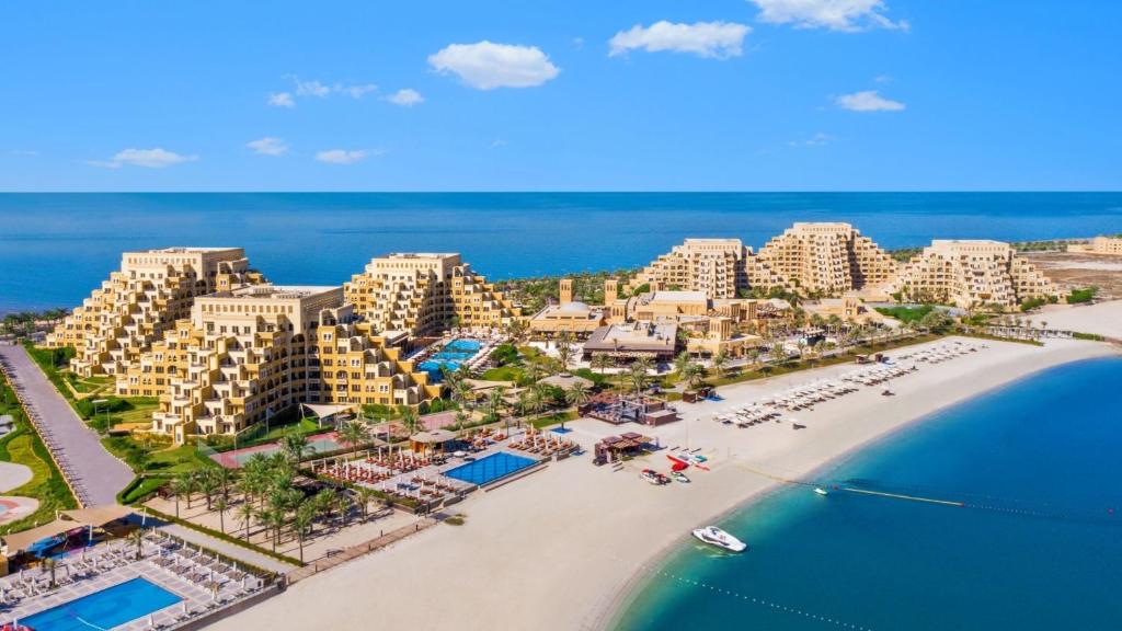 uma vista aérea da praia no resort em Nice Al Marjan studio em Ras al-Khaimah