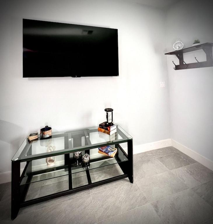 TV a/nebo společenská místnost v ubytování Rustic Retreat Cottage