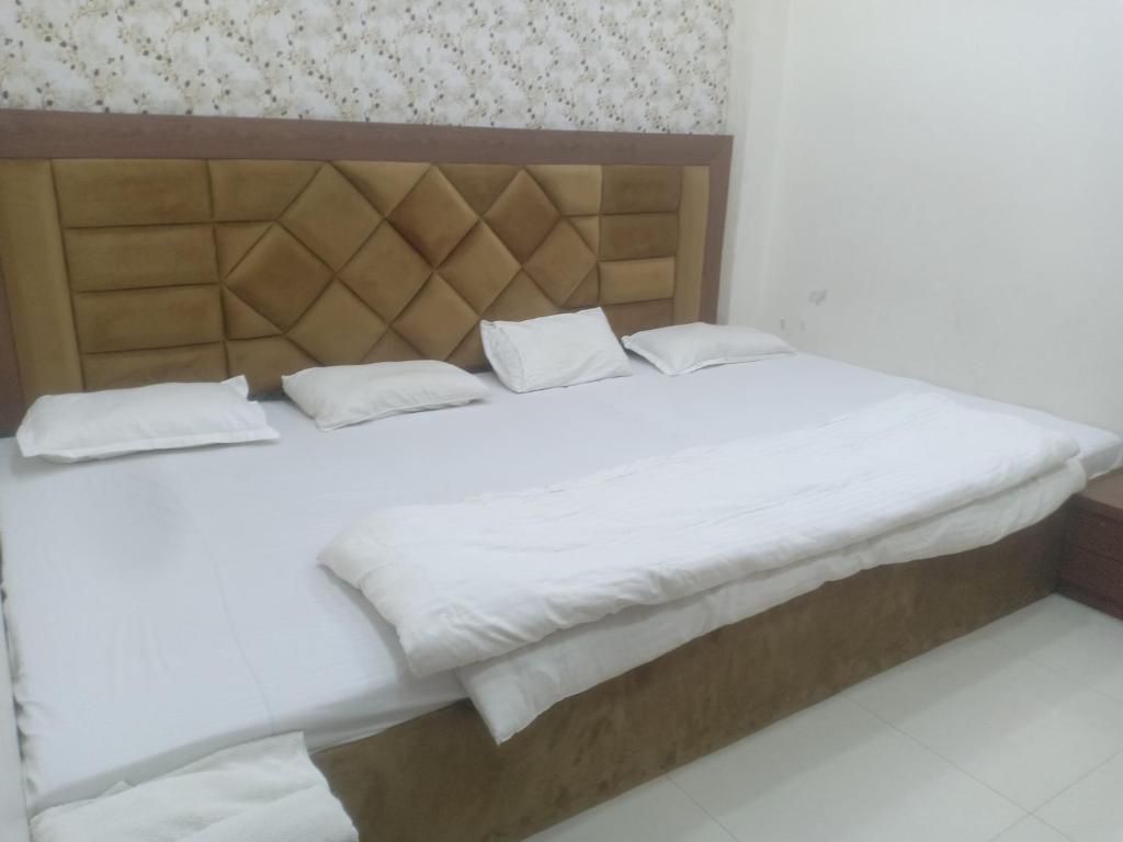 Postel nebo postele na pokoji v ubytování HN Palace Homestay