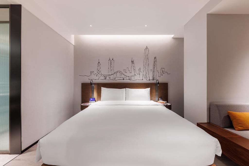 Postel nebo postele na pokoji v ubytování UrCove By Hyatt ShenZhen Futian Port毗邻中洲湾C Future City 福田口岸 尊享免费迷你吧