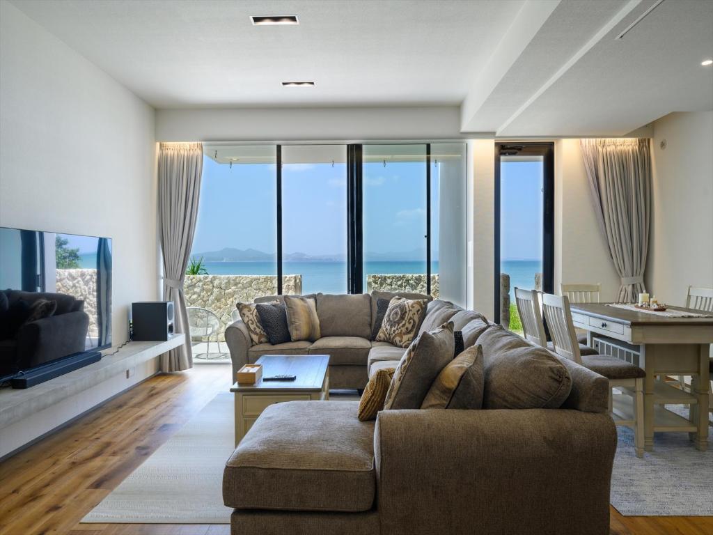 Posezení v ubytování Onna Resort 海まで徒歩0秒 最大12名宿泊可 オーシャンビュー貸切ヴィラ