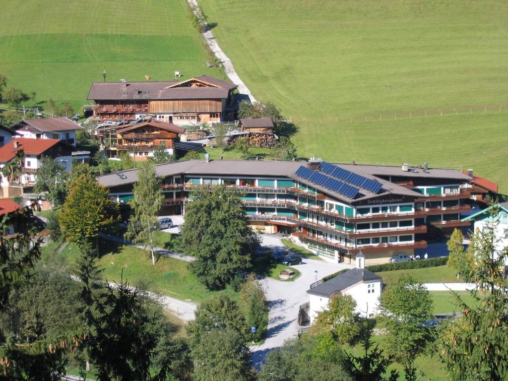 eine Aussicht auf ein Gebäude in einer Stadt in der Unterkunft Apartments Schatzberg-Haus, Wildschönau-Auffach in Auffach