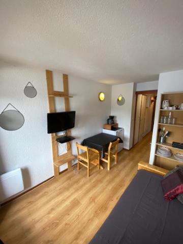 un salon avec une table et une chaise dans l'établissement Studio 50 m du funiculaire et pistes, à Tignes