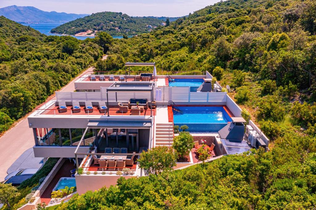 una vista aérea de una casa con piscina en Villa Soul Sisters, en Korčula