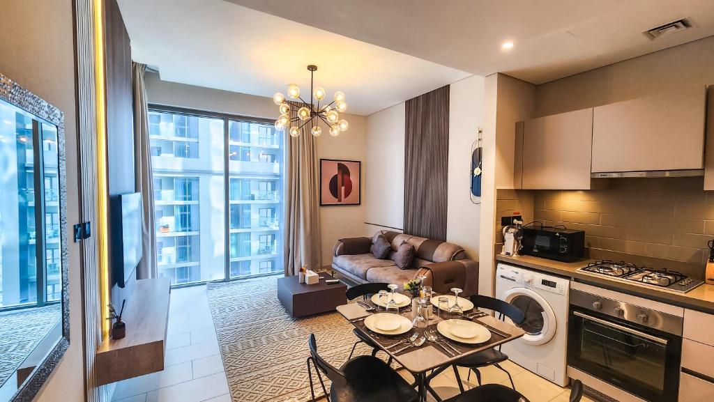 STAY BY LATINEM Luxury 1BR Holiday Home CVR B1602 near Burj Khalifa