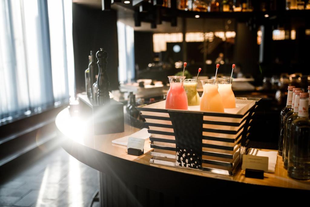 Roomers Munich, Autograph Collection - Resim 10