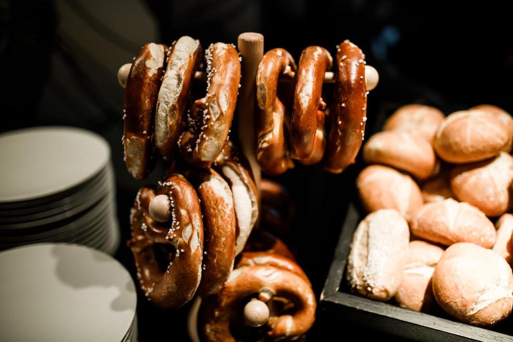 Roomers Munich, Autograph Collection - Resim 6