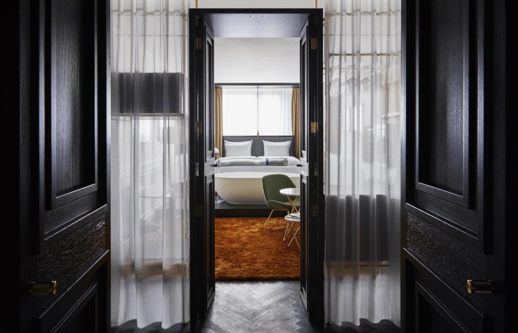 Roomers Munich, Autograph Collection - Resim 25