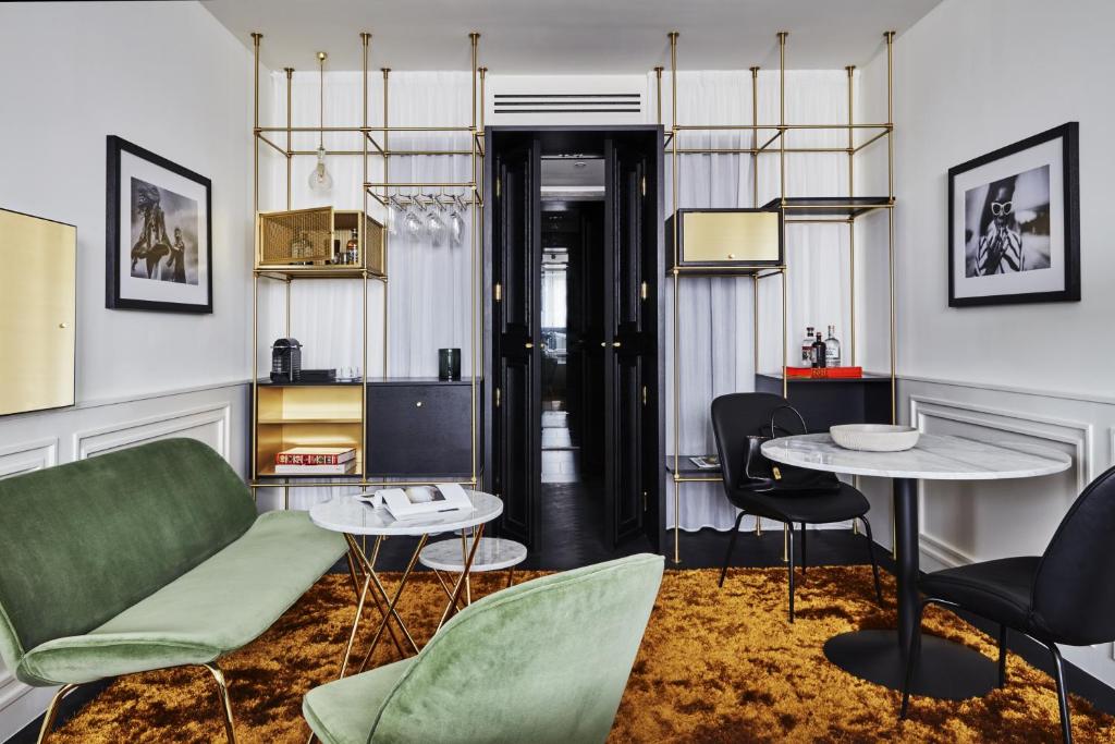 Roomers Munich, Autograph Collection - Resim 24