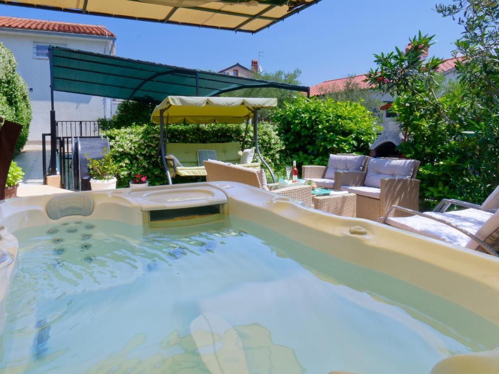 Bazén v ubytovaní Holiday Home Nevena by Rent Istria alebo v jeho blízkosti