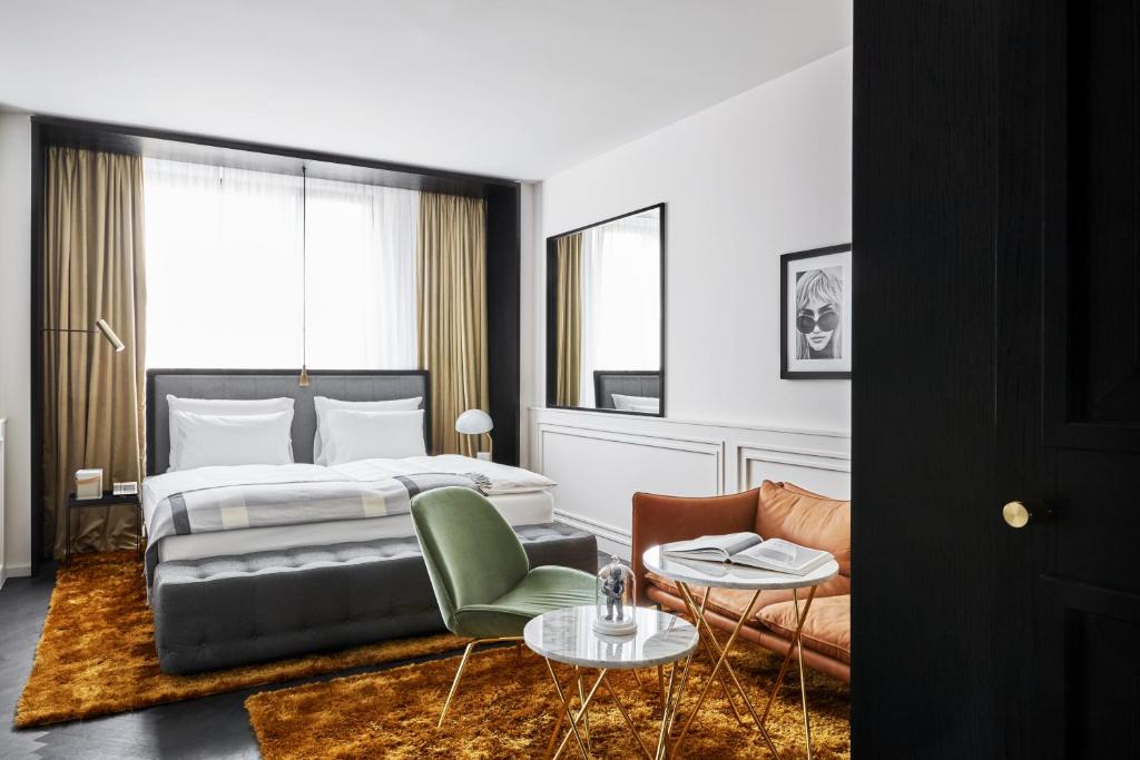 Roomers Munich, Autograph Collection - Resim 20