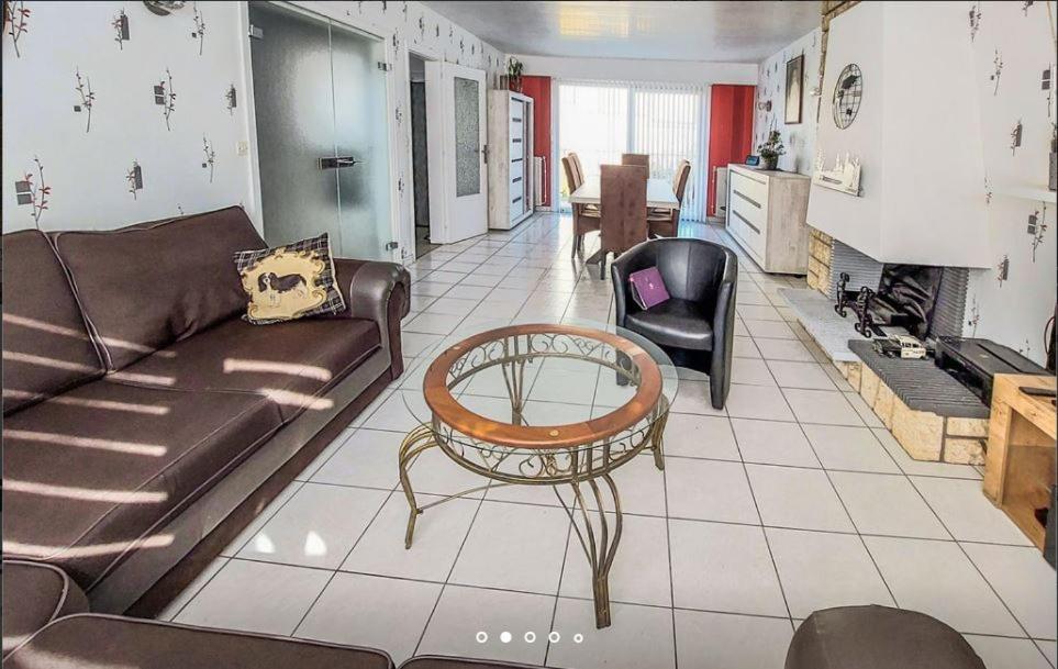 een woonkamer met een bank en een tafel bij zouzoubelle in Coudekerque-Branche