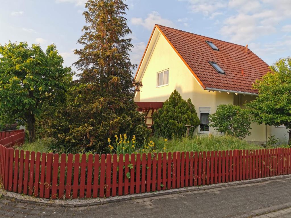een huis met een rood hek ervoor bij Ferienhaus Bornscheuer in Gerstungen