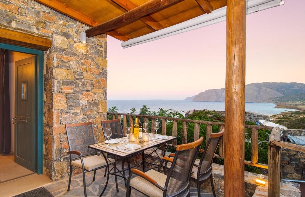 莫克羅斯的住宿－Villa Ilios，海景阳台上的桌椅