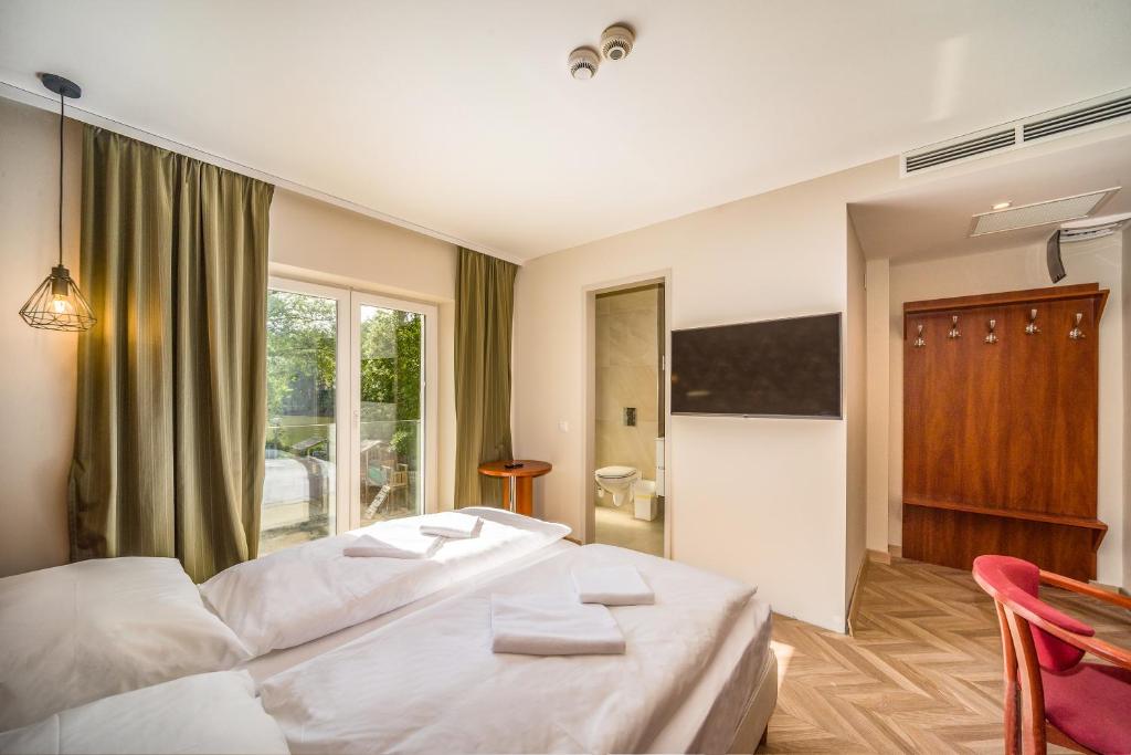 מיטה או מיטות בחדר ב-Hotel Csillag Tokaj