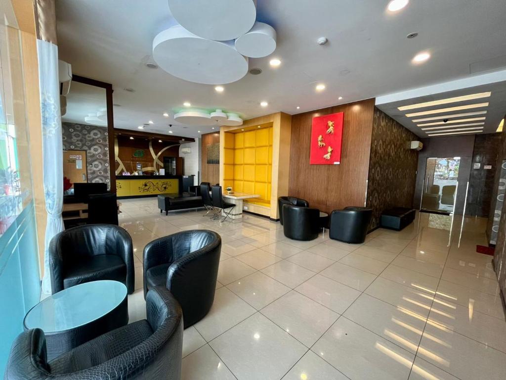 a lobby with chairs and tables in a restaurant at Eight Days Boutique Hotel - Impian Emas in Skudai