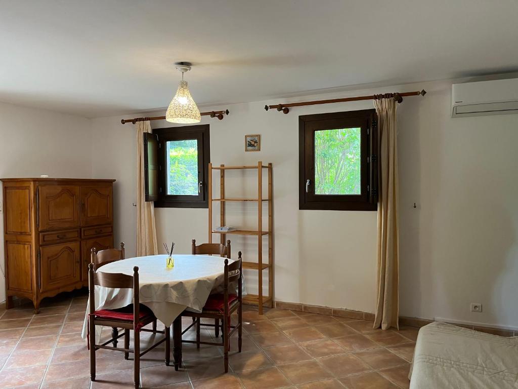 a dining room with a table and chairs at Corte Appartement T2 en résidence privée in Corte