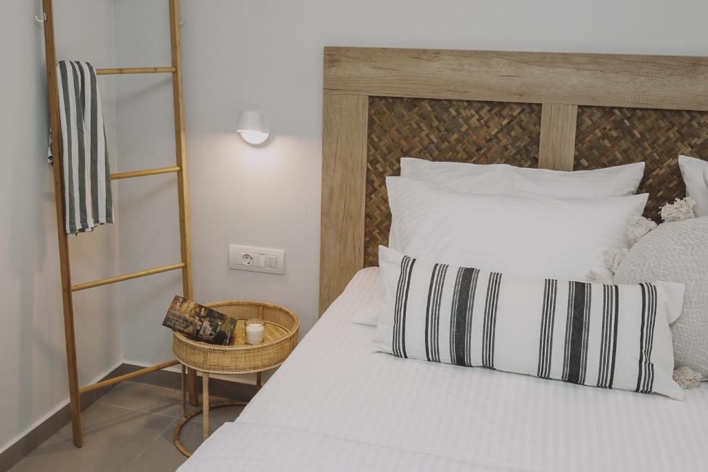Postel nebo postele na pokoji v ubytování Anassa Suites Stalis by Estia "Adults Only"