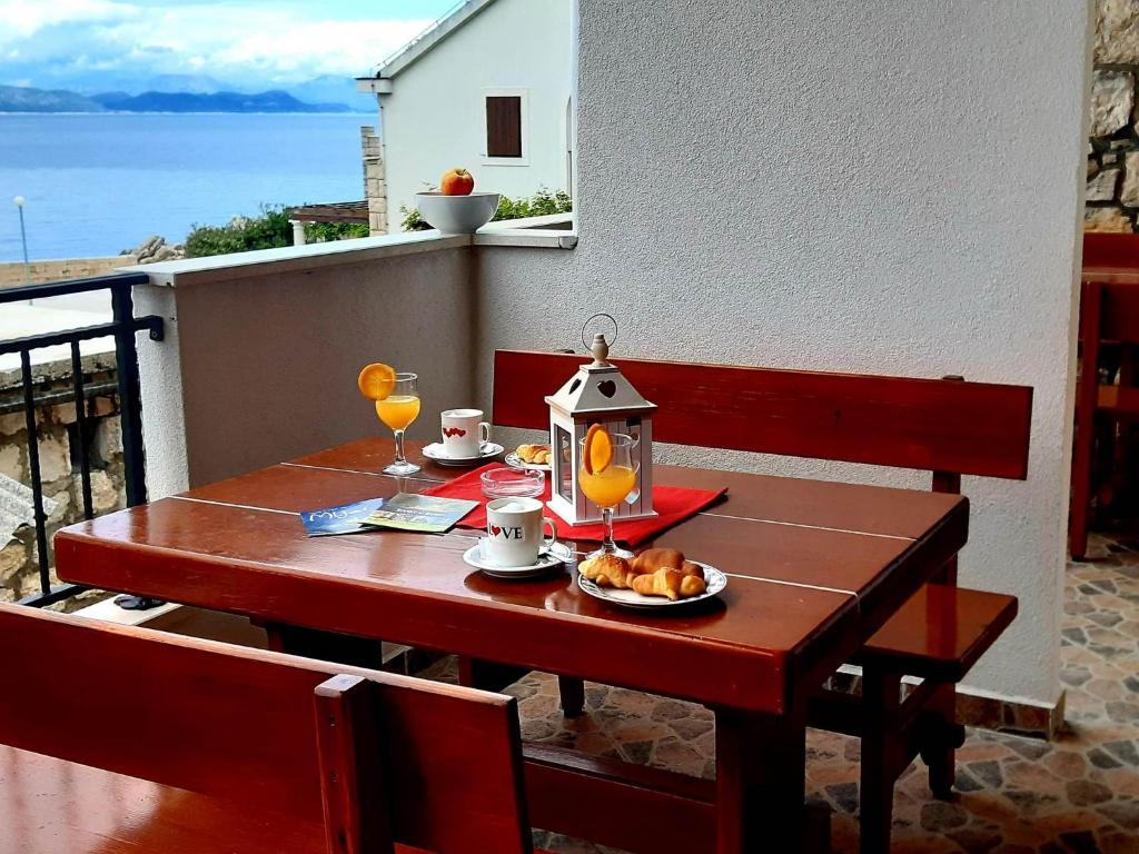 una mesa con un hervidor de agua y un plato de comida en Apartments Cumbelic, en Kozarica