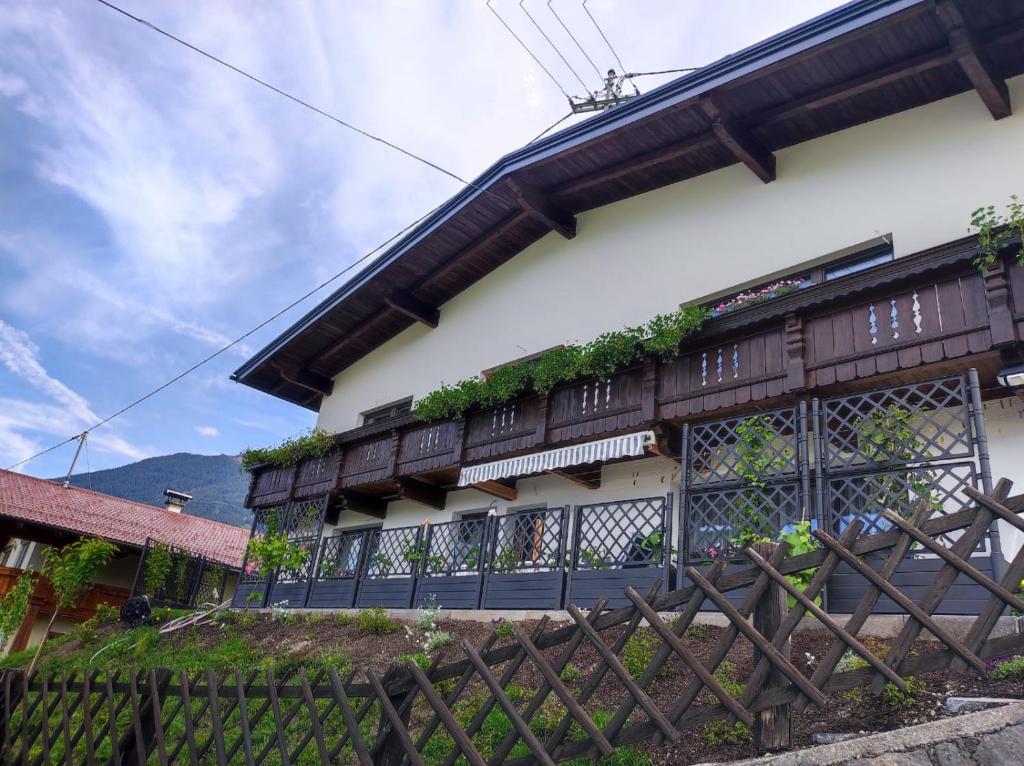 a building with a fence in front of it at Ferienwohnung Zillertalblick in Stummerberg