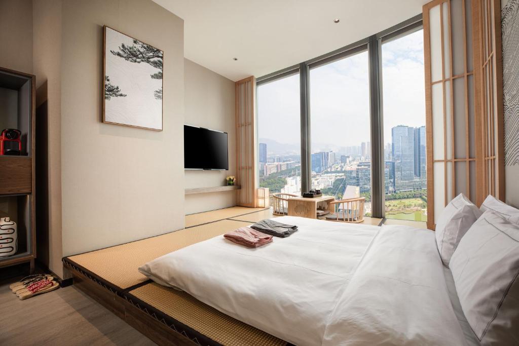 Postel nebo postele na pokoji v ubytování UrCove by HYATT Shenzhen Nanshan Science and Technology Park