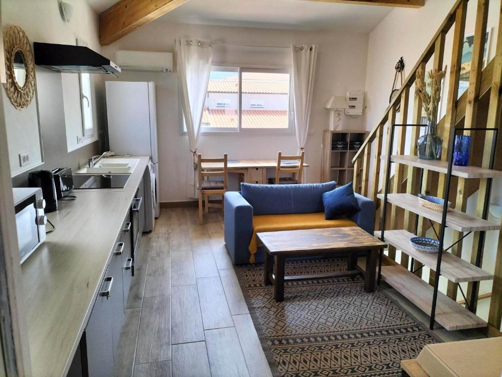 Kuchyňa alebo kuchynka v ubytovaní "Les Bambous" studio cosy climatisé au calme de 37 m2 parking gratuit à Argelès sur mer