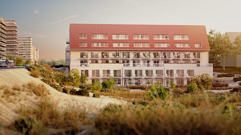 un gran edificio en medio de una ciudad en Dune Hotel Nieuwpoort en Nieuwpoort