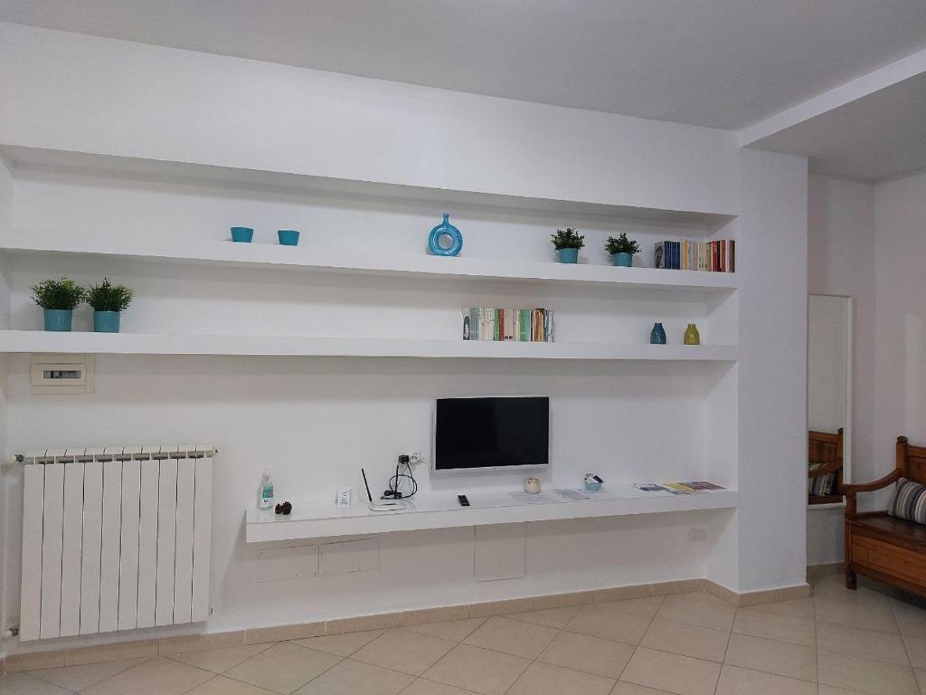 Televízia a/alebo spoločenská miestnosť v ubytovaní Adagio Ravello