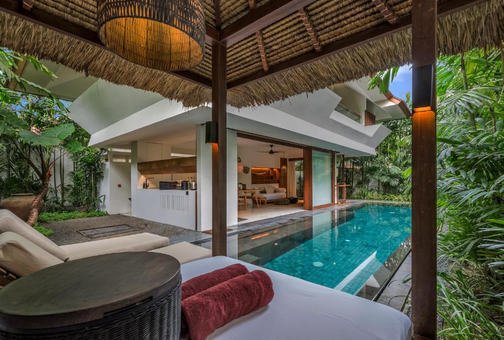 TOP 10 Mejores Hoteles de Lujo en Ubud, Bali 464580308