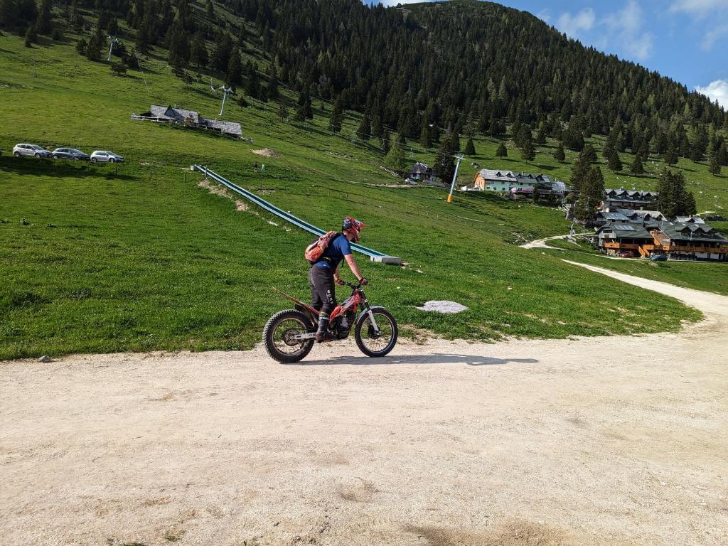 Ein Mann, der auf einer unbefestigten Straße Fahrrad fährt in der Unterkunft M & M apartment Krvavec in Cerklje na Gorenjskem