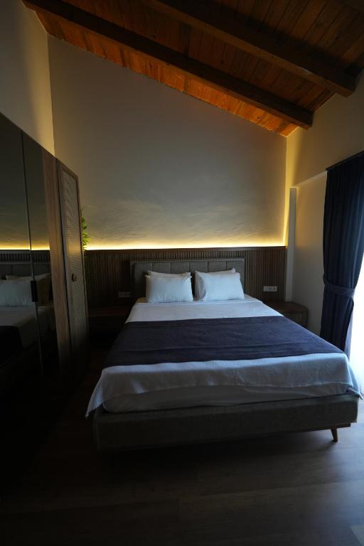 A bed or beds in a room at Lal Azure Alaçatı