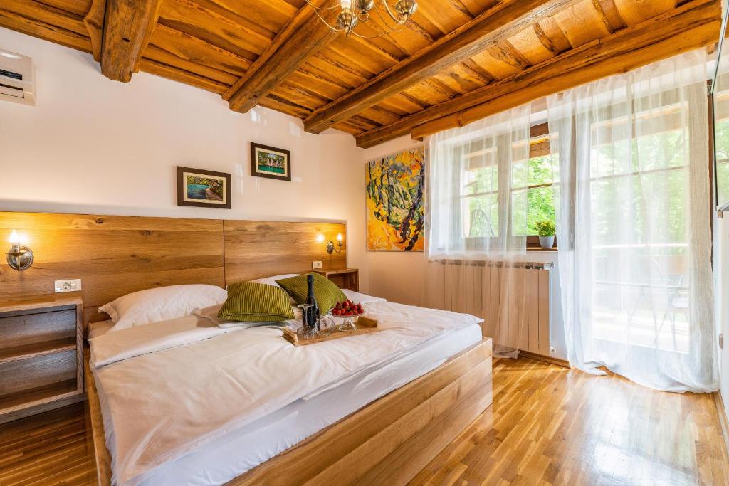 Posteľ alebo postele v izbe v ubytovaní B&B Plitvica Lodge