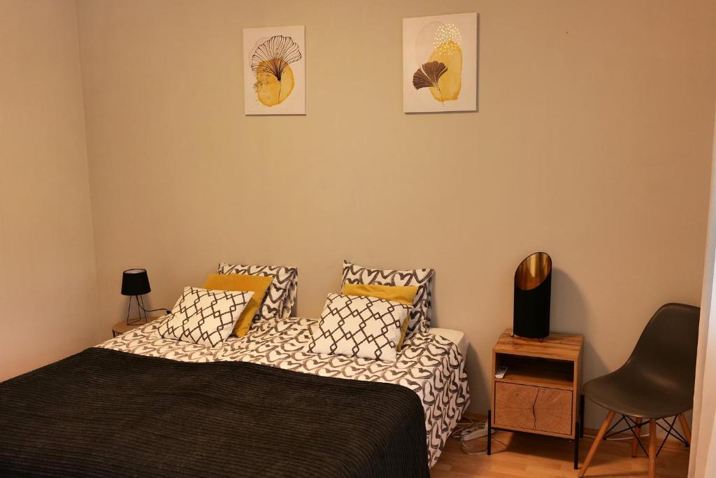 um quarto com uma cama e duas fotografias na parede em Wilma em Čavle