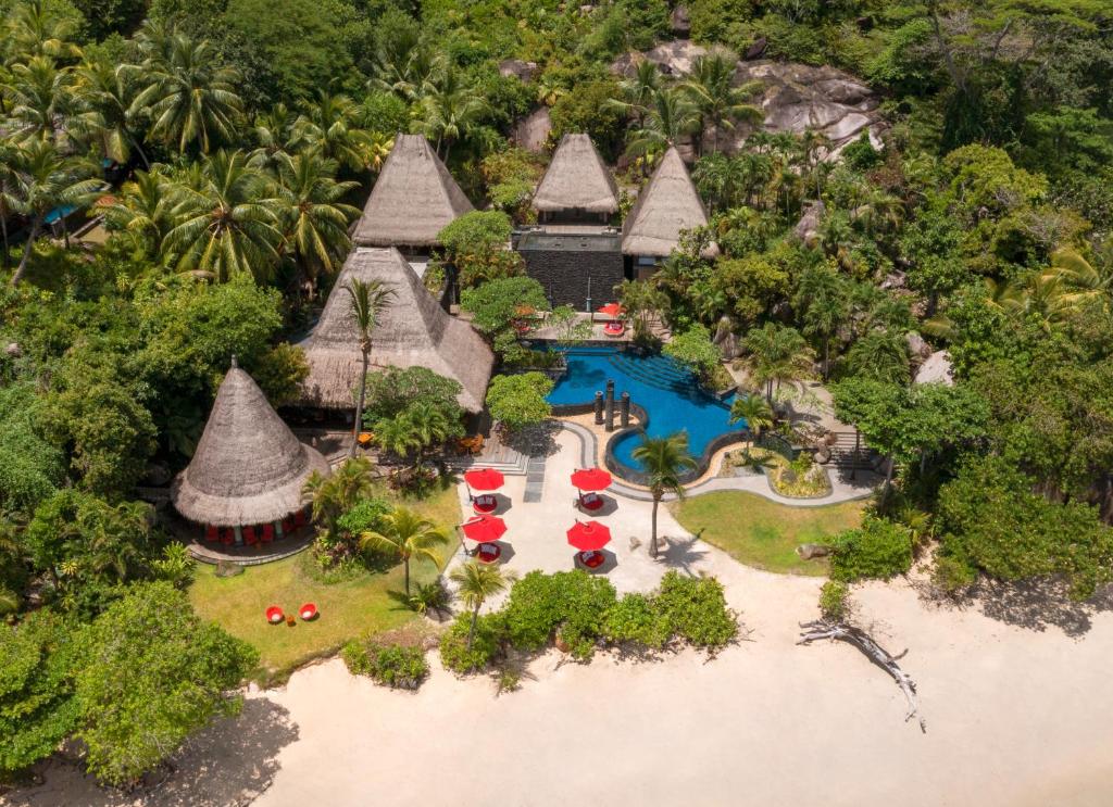 uma vista aérea de um resort com uma piscina em Anantara Maia Seychelles Villas em Mahé